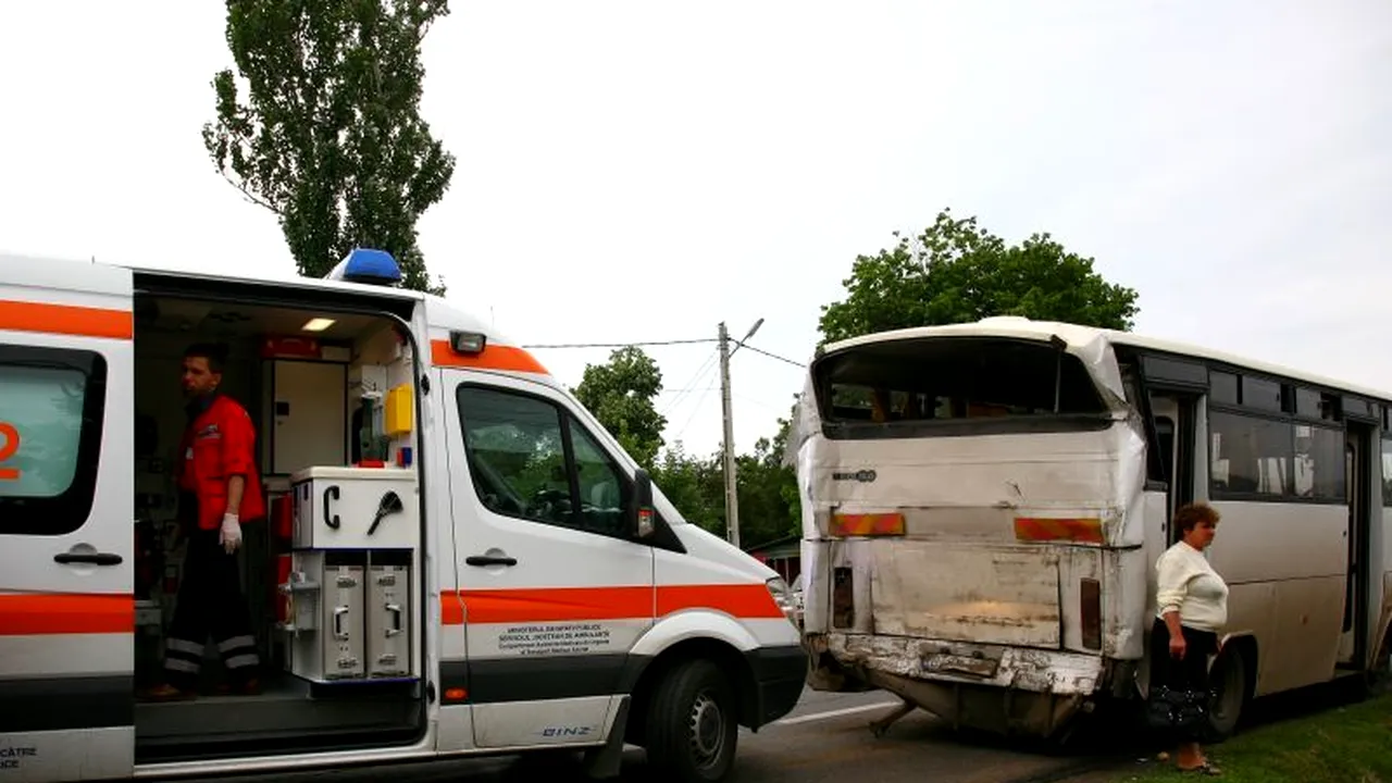 Șase persoane la spital, după ce un autocar a fost lovit de un microbuz pe DN 1, la Bradu (Sibiu)