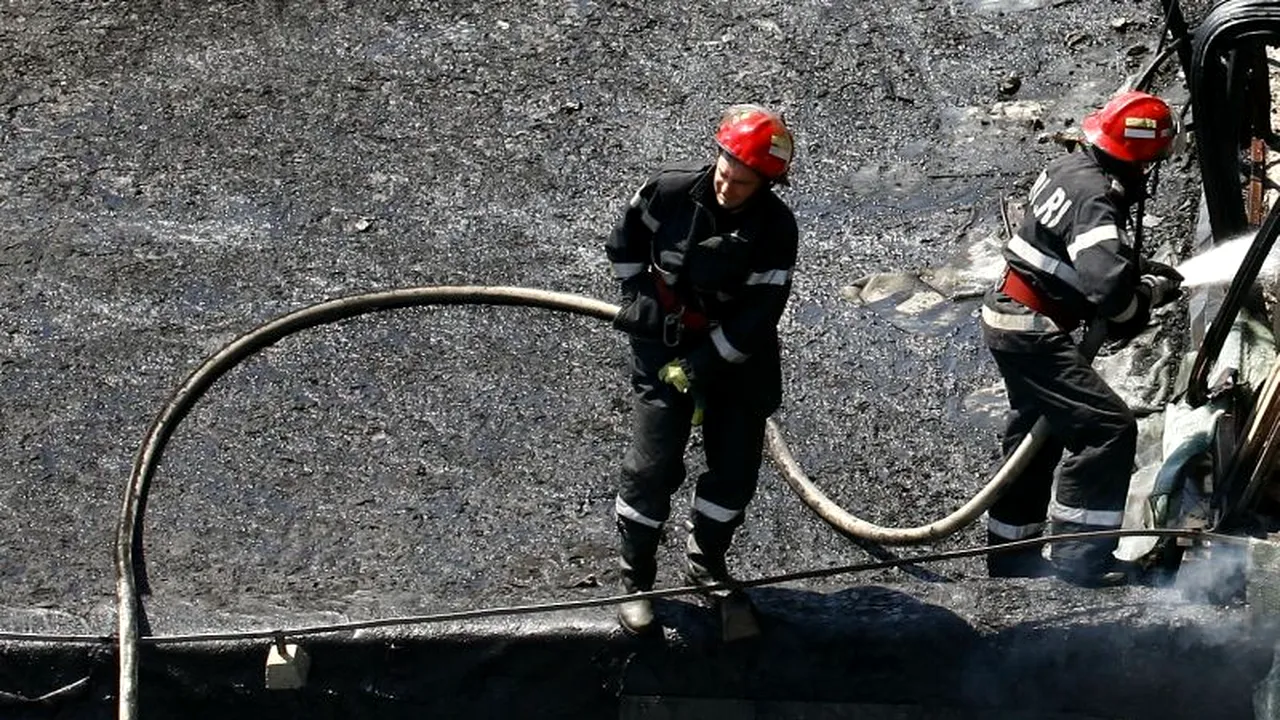 Incendiu la o fabrică de confecții din Capitală, două persoane ar fi blocate la etaj