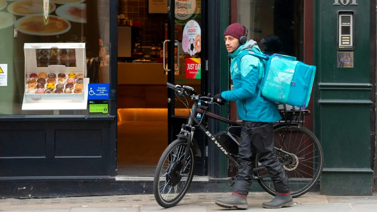 Câți BANI poate câștiga un livrator de mâncare în România? Povestea unui fost IT-ist după ce a rămas fără job: 