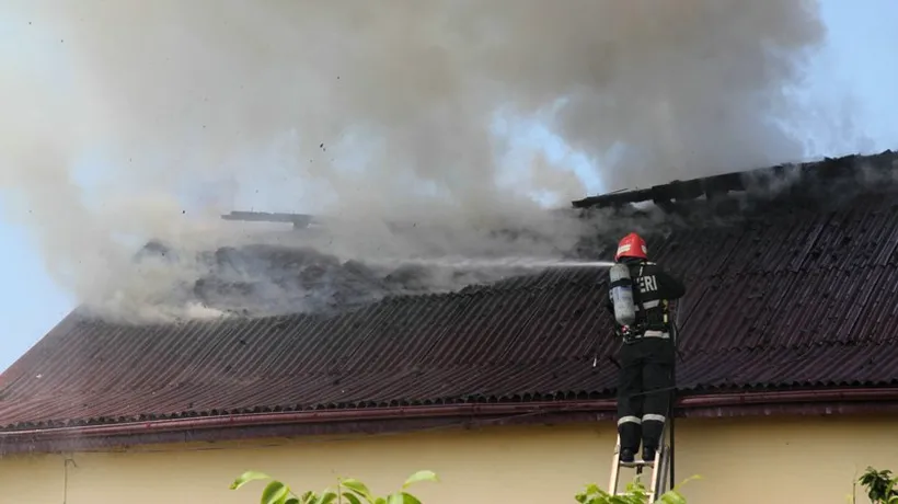 Incendiu la o casă din Predeal, un bătrân a fost găsit mort la mansardă