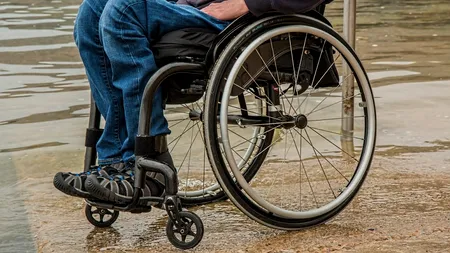 Florin, un cerșetor român în scaun cu rotile, a cerut de pomană chiar de la bărbatul care-l căuta să-l amendeze: „Aveți niște bani pentru mine?”
