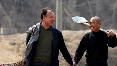 O adevărată lecție de viață: Cum au reușit un orb și un om fără mâini să planteze mii de copaci