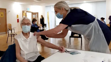 O femeie în vârstă de 101 ani din Scoția, supraviețuitoare a epidemiei de gripă spaniolă, a fost vaccinată împotriva COVID-19