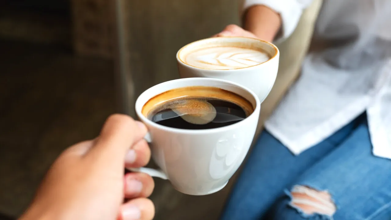Câte calorii are o cană de 240 ml de cafea simplă sau cu lapte și zahăr? Ce spun specialiștii despre consumul acestei băuturi