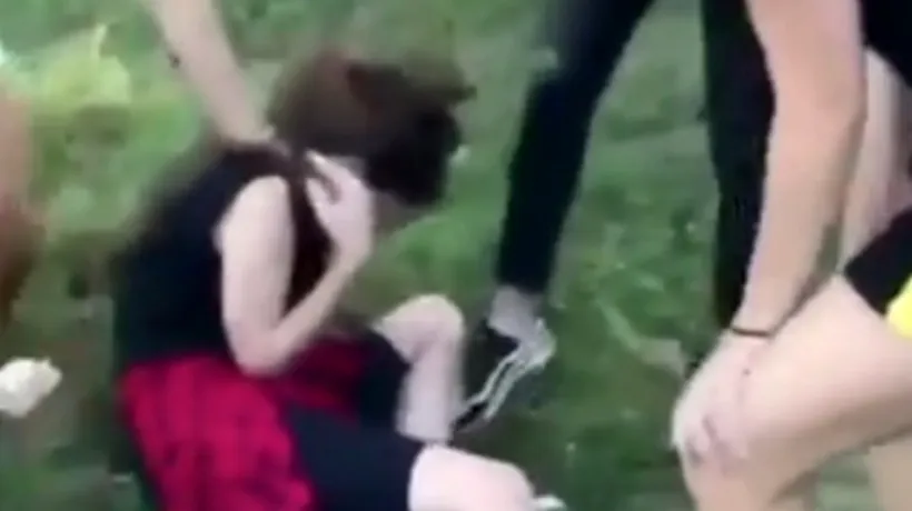 O fată de 13 ani a fost bătută cu bestialitate de alte minore. Poliția s-a autosesizat după ce imaginile au apărut în spațiul public