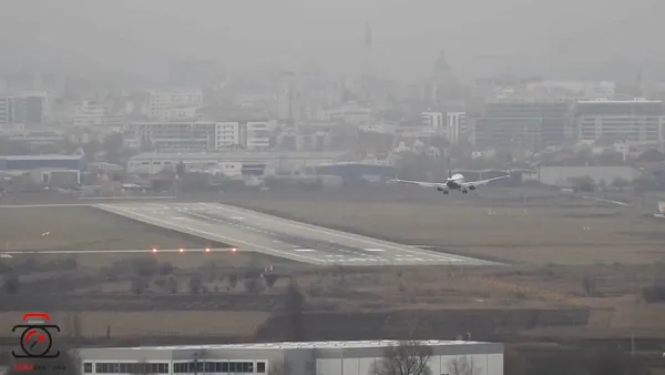 Vântul din Cluj i-a obligat pe piloţi să recurgă la manevre extreme. „Crabbing” executat pe rafale de până la 31 de noduri