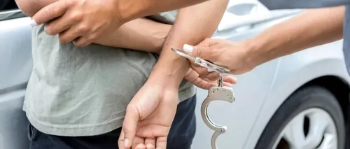 Tineri din Craiova, arestați pentru TRAFIC de droguri. Ce au găsit polițiștii în posesia lor