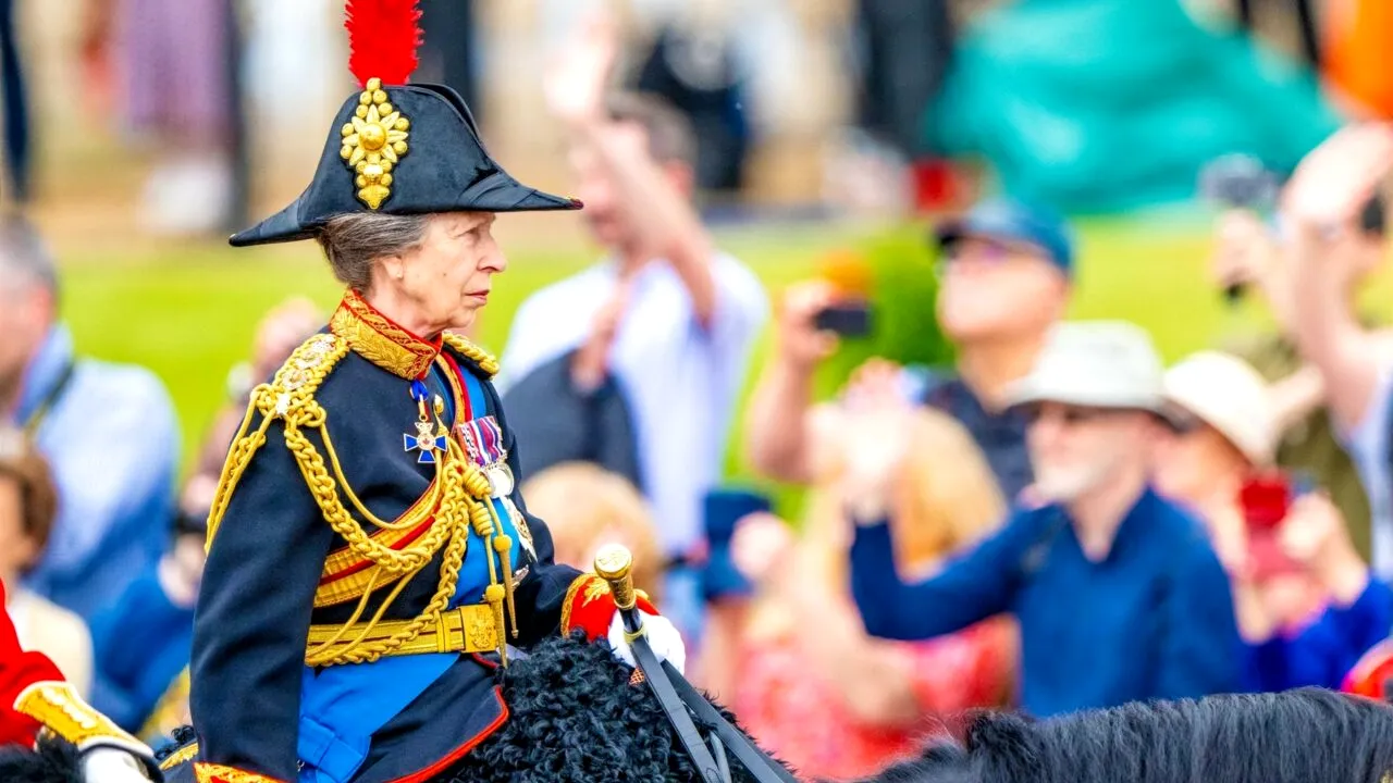 Încă un moment DUREROS pentru familia regală britanică! Prinţesa Anne, sora regelui Charles al III-lea, a fost internată în spital