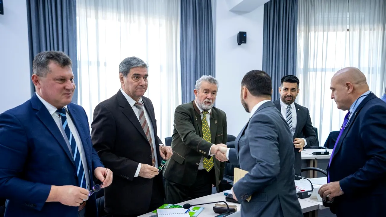 Ultimatum-ul lui Mircea Fechet, cu mâna pe pix: 