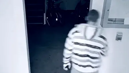 VIDEO. Un bărbat a fost surprins în timp ce trăgea dezinfectant pe nas. Apoi îl fură din scara blocului