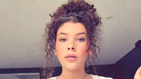 Fiica unui cântăreț celebru se plânge că lucrează pe salariul minim, în timp ce artistul are concerte de succes