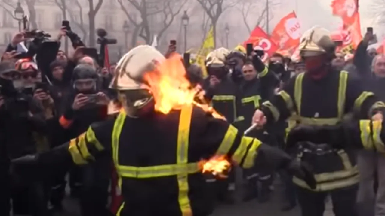 PARIS: Pompierii francezi se confruntă cu poliția/ Pompierii au dat foc uniformelor pe care le purtau și cer condiții mai bune la manifestația de la Paris
