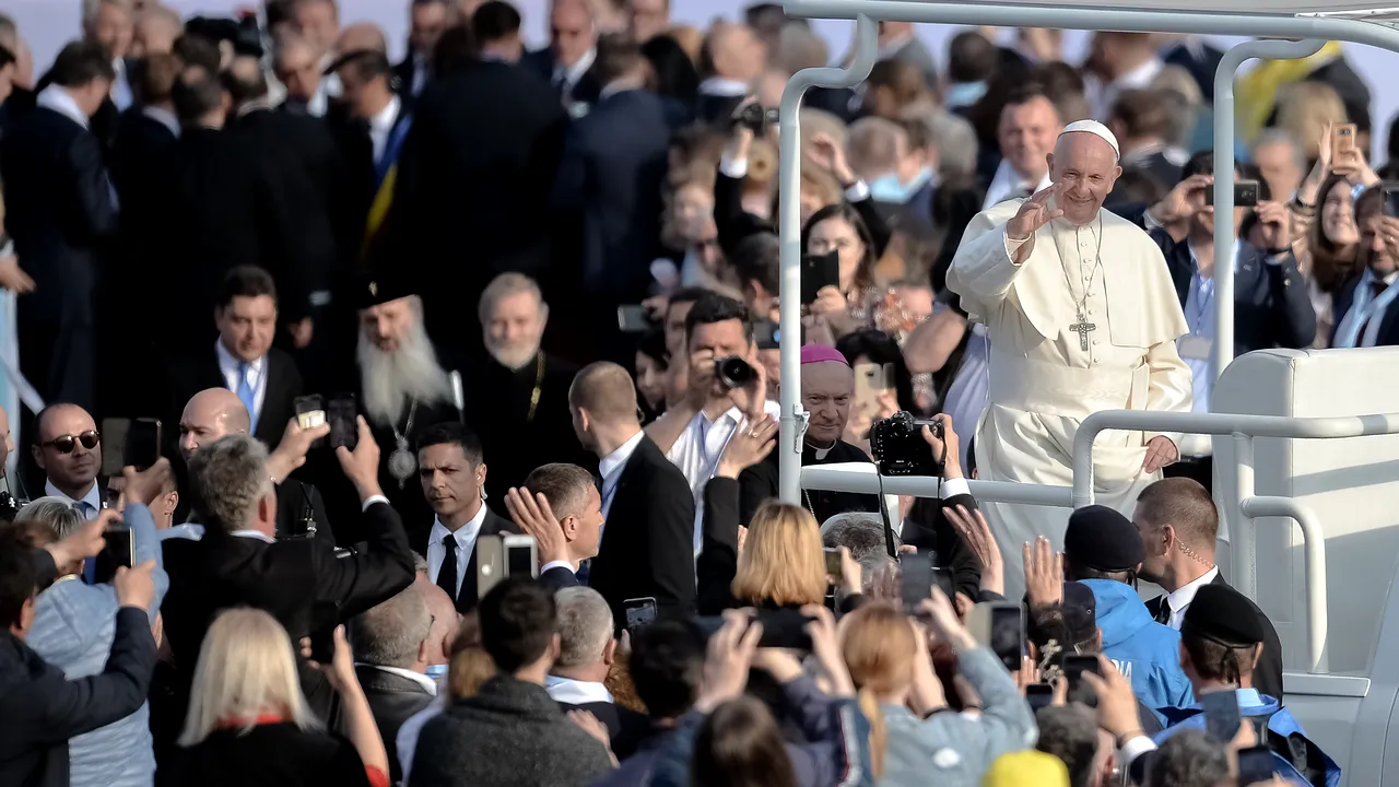 PAPA FRANCISC ÎN ROMÂNIA. Aeronava în care se află Papa Francisc a decolat în aplauzele pelerinilor de pe aeroportul din Sibiu / Călătoria apostolică de trei zile a Sanctității în România s-a încheiat - VIDEO 