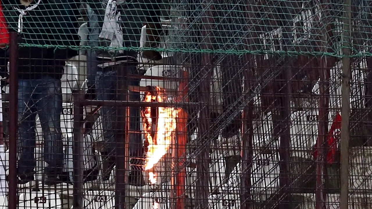 UDMR va face plângere penală împotriva suporterilor rapidiști care au dat foc drapelului Ungariei