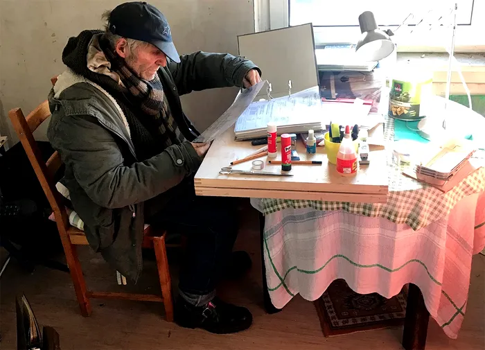 Cine este, de fapt, acest cerșetor care caută prin gunoaie. Îl recunoști?