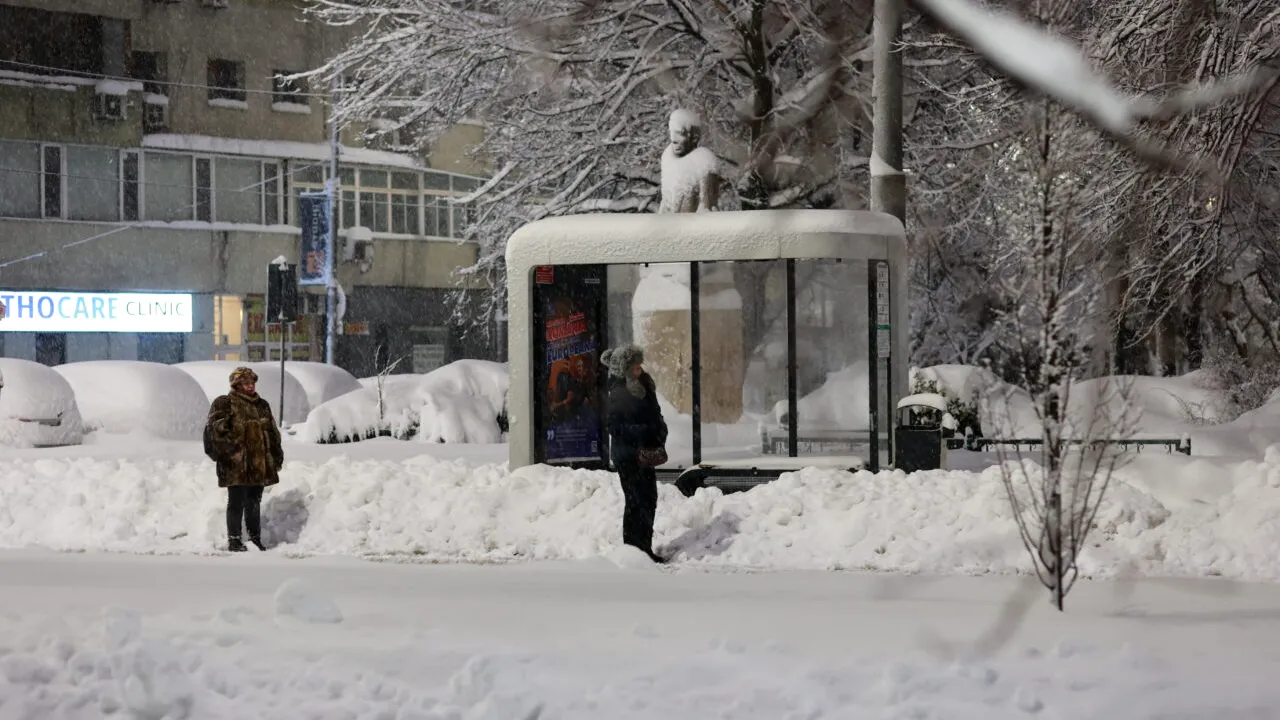 Transportul public din București, puternic afectat de ninsori: autobuzele, tramvaiele și troleibuzele circulă cu dificultate