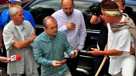 Boc a inaugurat un loc de picnic la Cluj-Napoca, i-a servit pe ziariști cu mici și a șutat la poartă