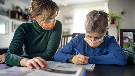 ANUNȚ. Școlile rămân închise! Ce fac părinții care nu au cu cine să-și lase copiii. Decizia Camerei Deputaților