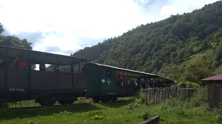 Incident feroviar în Maramureș: 12 persoane au ajuns la spital după ce locomotiva Mocăniței a deraiat - FOTO / VIDEO