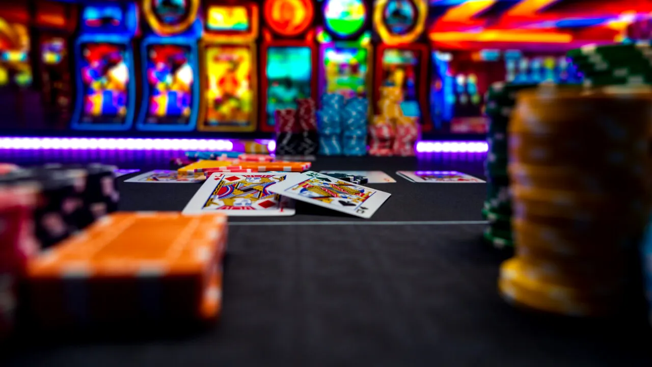Statul vrea să limiteze sumele cheltuite lunar pe jocurile de NOROC. Cât va mai putea să joace un roman cu un salariu de 5.000 de lei