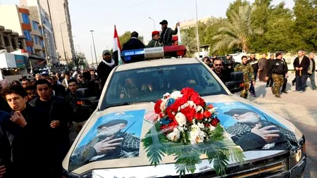 Ironii sorții, dusă la extrem. Trupul lui Soleimani, transportat într-un Chevrolet / Soldații, înarmați cu M-16, în timp ce mulțimea strigă „Moartea Americii!