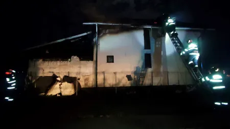 FOTO: Explozie urmată de incendiu, în Dâmbovița. Totul ar fi pornit de la o butelie. Trei persoane, printre care și un copil, au suferi arsuri