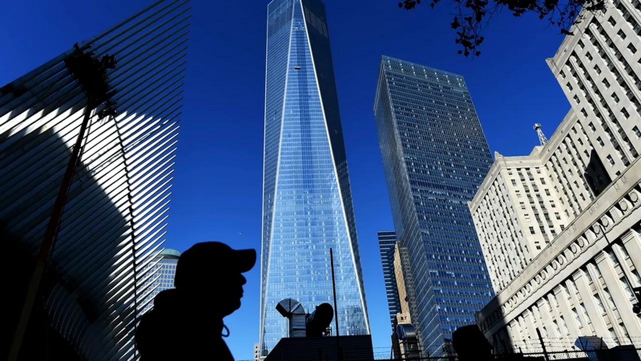 Doi muncitori, suspendați pe o platformă mobilă, în exteriorul Turnului 1WTC din New York