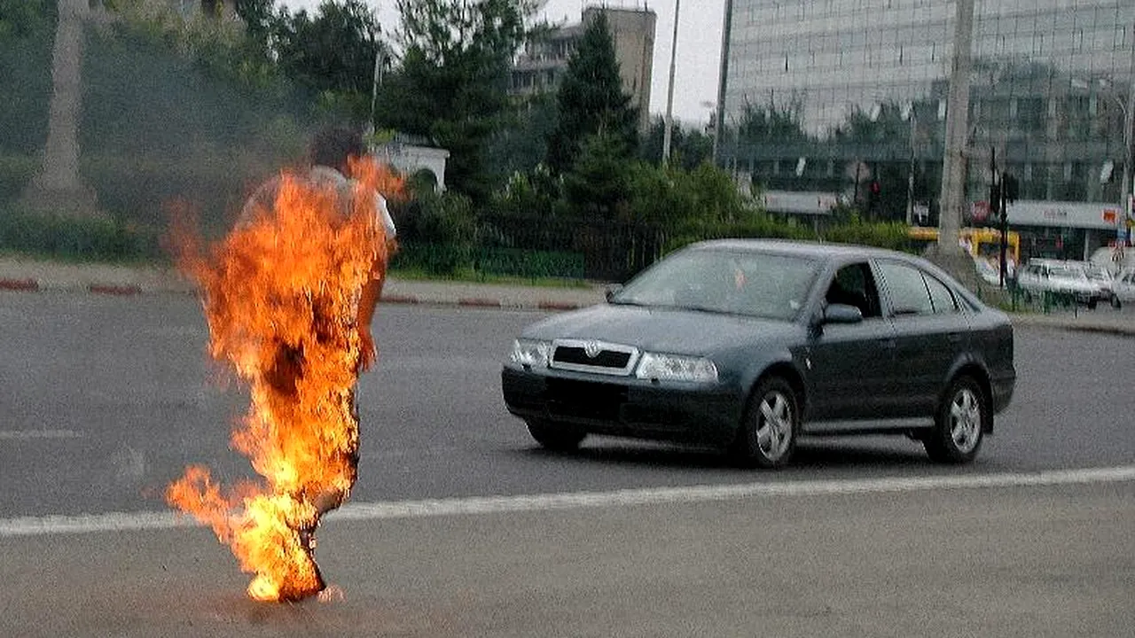 Un român ȘI-A DAT FOC în fața președinției Italiei. Bărbatul a suferit arsuri pe 50% din suprafața corpului