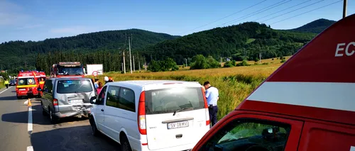 VIDEO | Plan roșu de intervenție. Două microbuze și un autoturism s-au ciocnit în Suceava. Sunt 15 persoane implicate