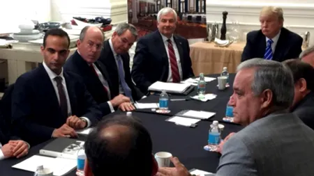 Trump susține că nu își amintește de reuniunea la care a participat Papadopoulos, dar a postat fotografii pe Twitter alături de unul dintre inculpații în ancheta privind ingerințele ruse