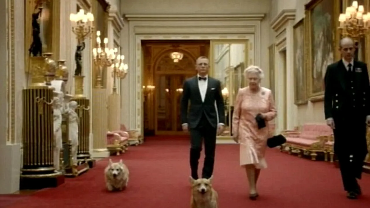 DESCHIDEREA JOCURILOR OLIMPICE 2012. Regina Elisabeta a fost fată Bond pentru o noapte. Momentul în care „a sărit cu parașuta