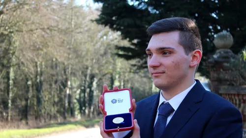 Cornel Micu, tânărul premiat de regina Elisabeta a II-a a Marii Britanii pentru rezultate excelente la învăţătură: Au fost peste 30 de ore de examen