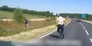 VIDEO | Un nou film cu Charlie Chaplin a rulat pe autostrada 55 din Ungaria. Un șofer român a sărit din mers dintr-o mașină burdușită cu sirieni