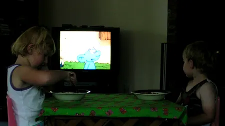 De ce nu are voie un copil să se uite la televizor în timp ce mănâncă. Pericolul este foarte mare