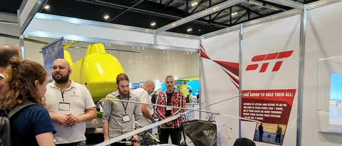 O dronă construită de doi români a făcut senzație la Londra. Tinerii și-au găsit un partener din Africa de Sud, pentru producția și folosirea aparatului în agricultură