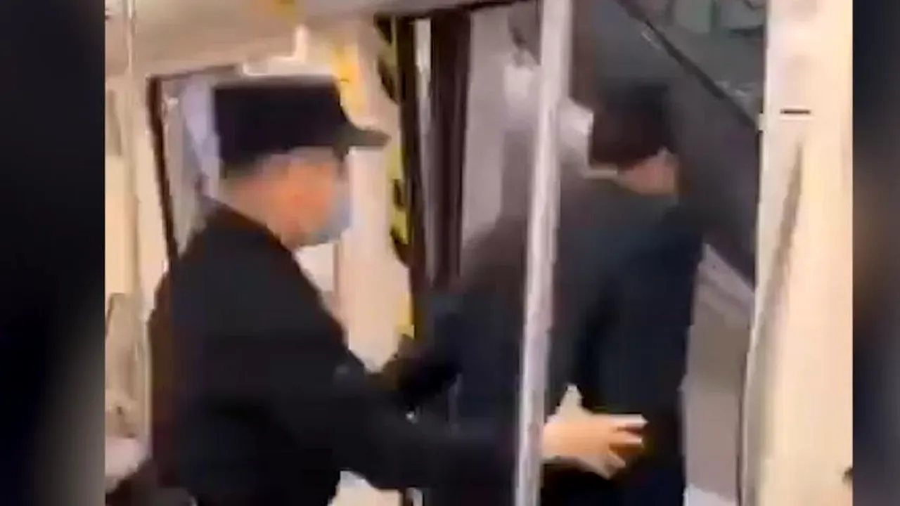 Coronavirus: Autoritățile din China se chinuie să oprească răspândirea coronavirusului / Ce pățesc cei prinși fără măști medicale - VIDEO