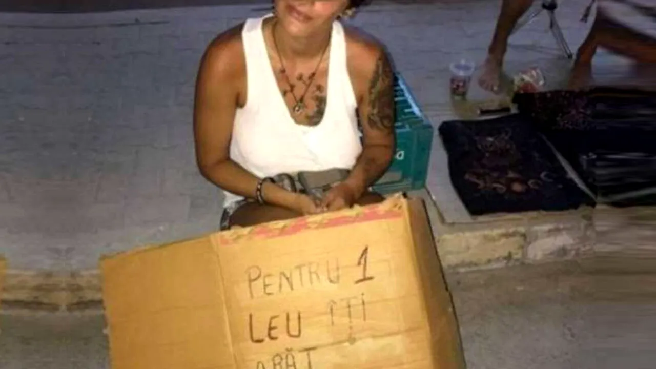 Ce a scris pe un carton o turistă din Vama Veche, rămasă fără bani de bere: „Dacă dai un leu, îţi arăt..