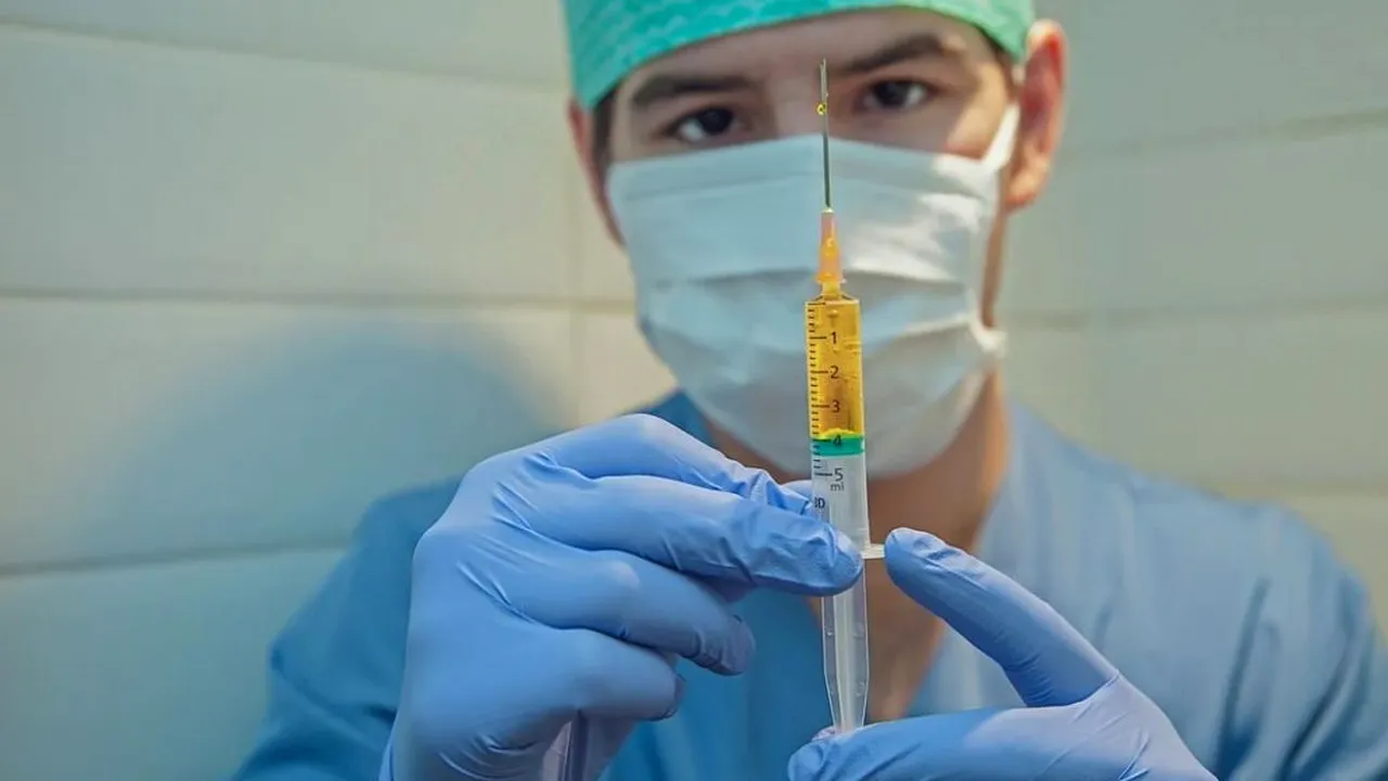 Mărturia unui bărbat căruia i-a fost administrat vaccinul anti-Covid de la Oxford: „Înghețam efectiv, deși aveam o temperatură de peste 39 de grade”