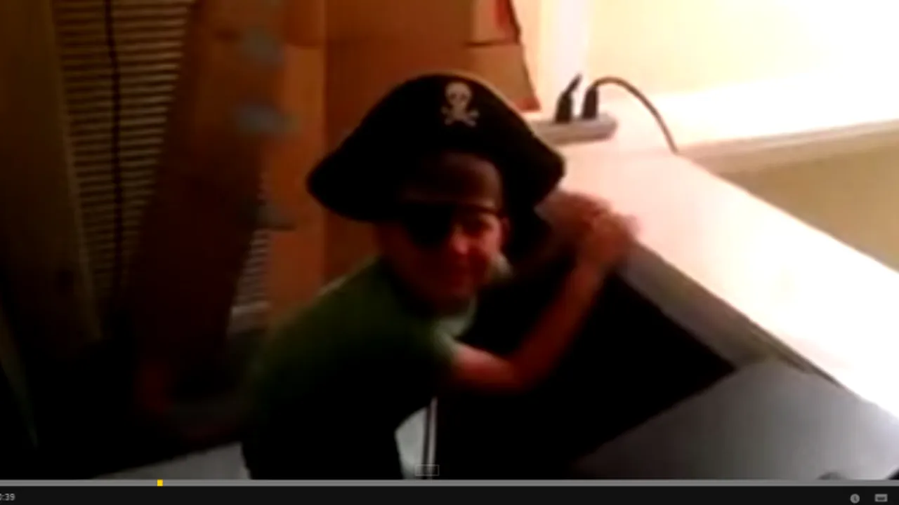 Mama l-a lăsat pe tată să aibă grijă de copil. Când a ajuns acasă a avut parte de o surpriză uriașă