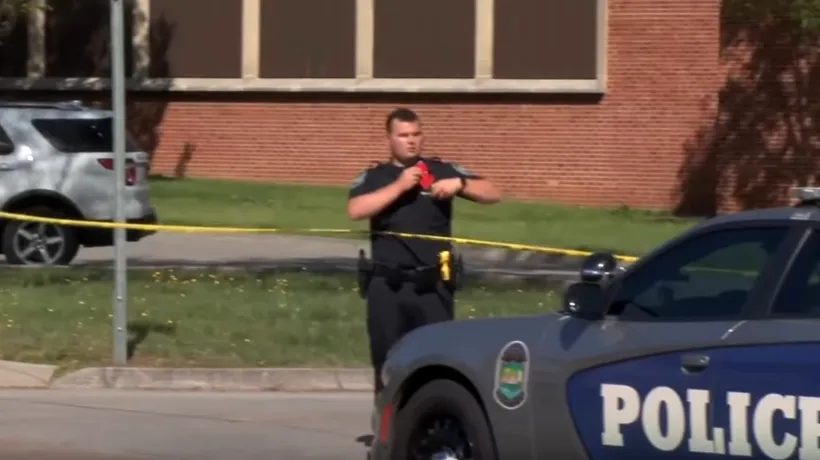 Atac armat la un liceu din Knoxville, Tennessee. Un elev a murit în urma schimbului de focuri cu poliția (VIDEO)