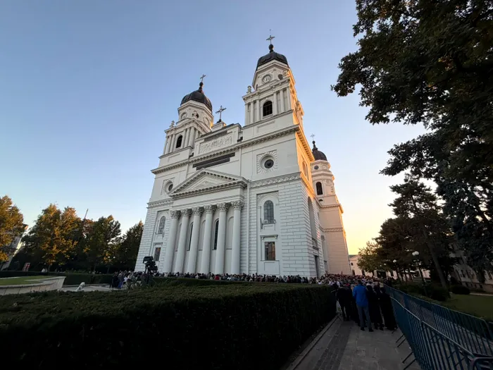 Mii de persoane au sosit, deja, la Sfânta Parascheva, cu doar câteva zile înainte de pelerinaj. Au așteptat și 6 ore pentru a se închina la moaște