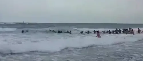 IMPRESIONANT: Lanț uman format de turiști pentru salvarea a două surori care au intrat în valuri, deși era steag roșu