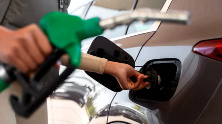 Prețuri record la benzină în Europa. Care sunt țările cu cele mai mari scumpiri la carburanți și cum se explică aceste creșteri rapide la pompă