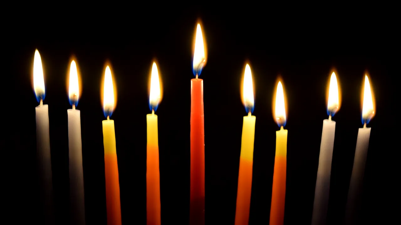 Afiș la o biserică din Năvodari: Lumânările de altă proveniență nu vă aduc niciun folos duhovnicesc / Purtător de cuvânt al Arhiepiscopiei: Este un gest firesc | FOTO