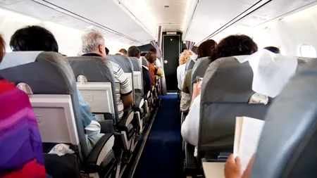 Care ar trebui să fie dimensiunea scaunelor în avion. Decizia unor judecători din SUA ar putea schimba regulile din aviație