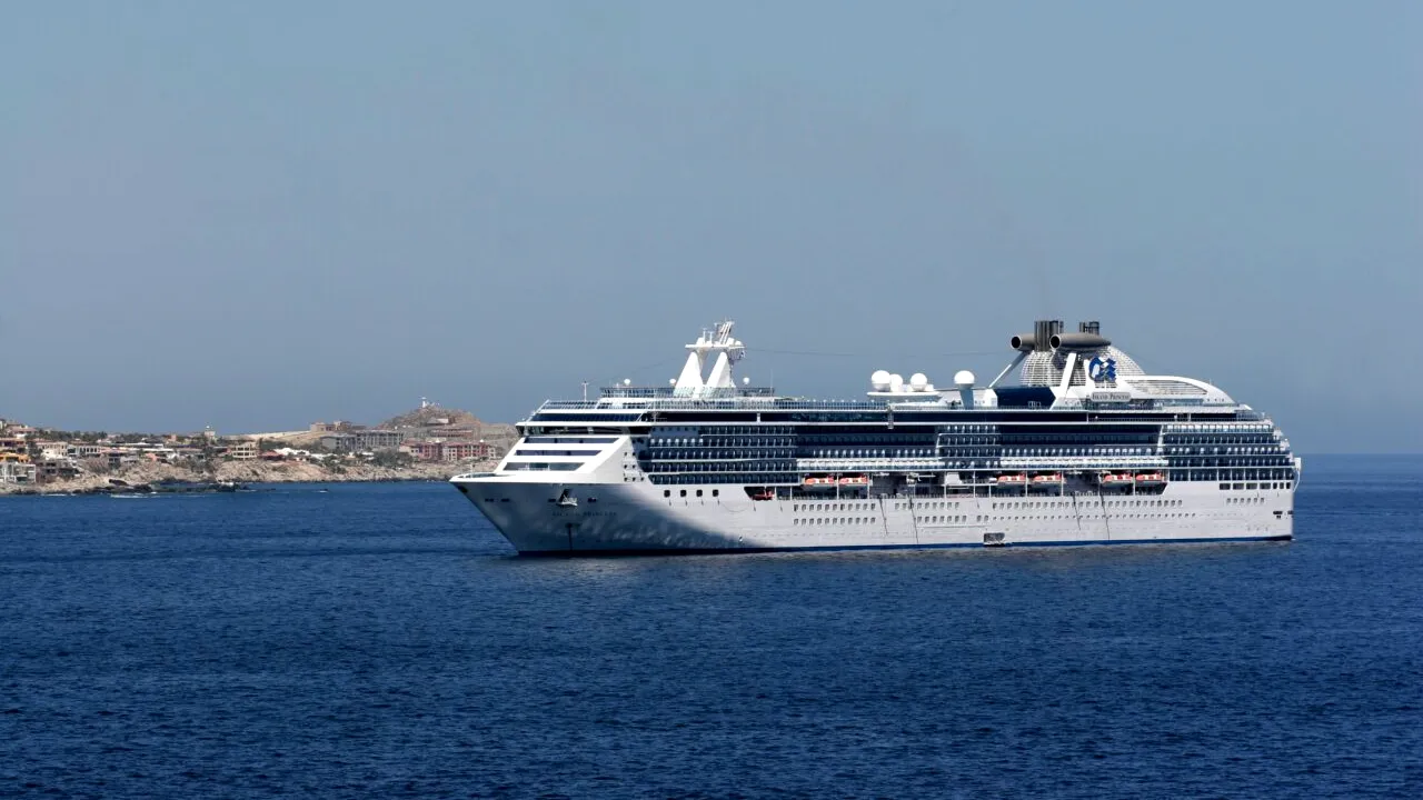 O navă de croazieră de lux cu 206 pasageri la bord a eșuat în Groelanda. Oamenii ar putea primi ajutor abia peste câteva zile!