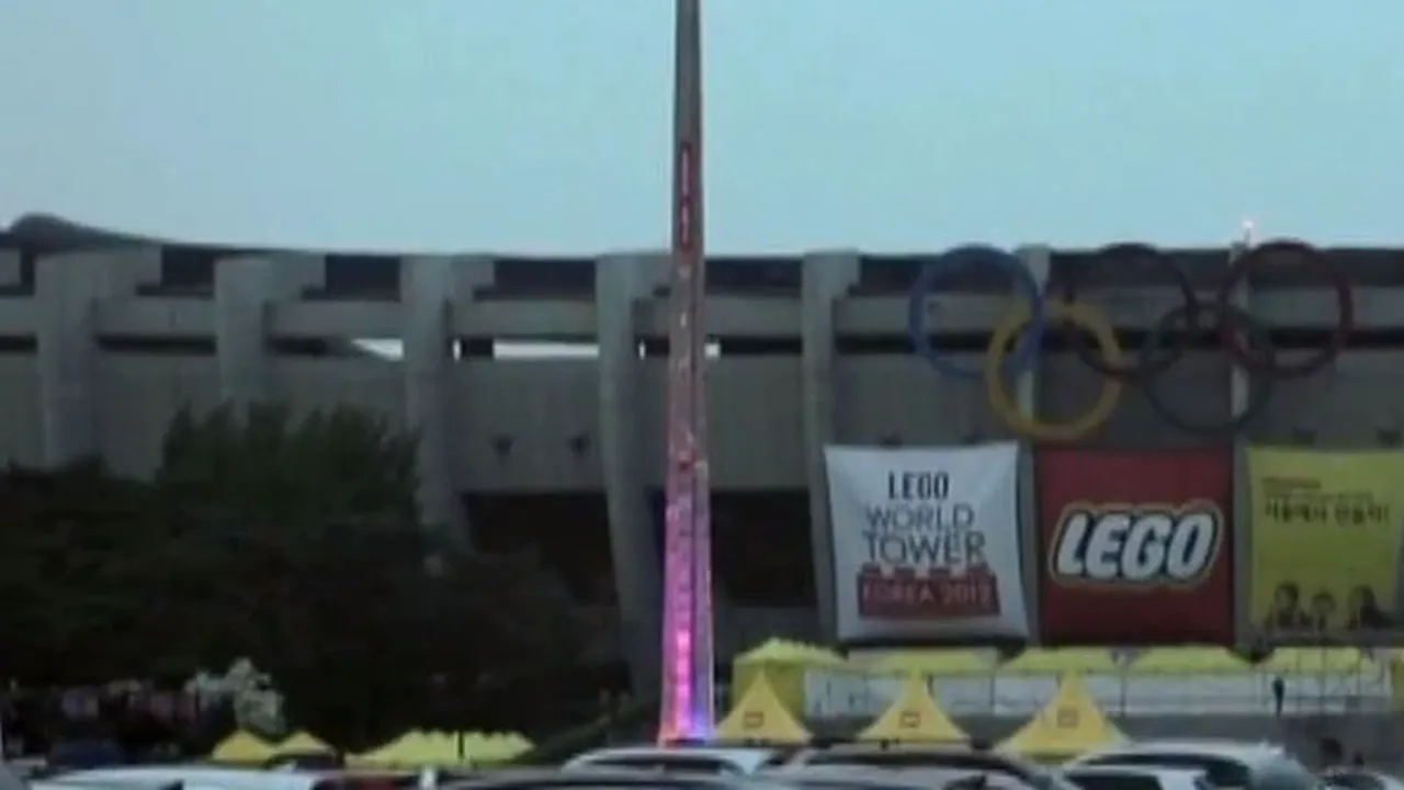 VIDEO. Cel mai înalt turn LEGO din lume, de 31,9 metri, construit în Coreea de Sud