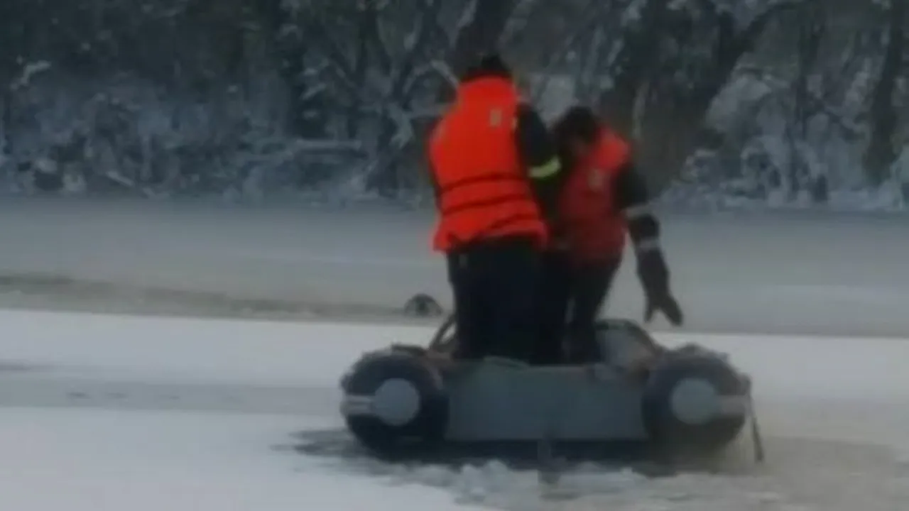 Operațiune de salvare emoționantă în Arad. Ce au scos pompierii din apele inghețate ale unei bălți