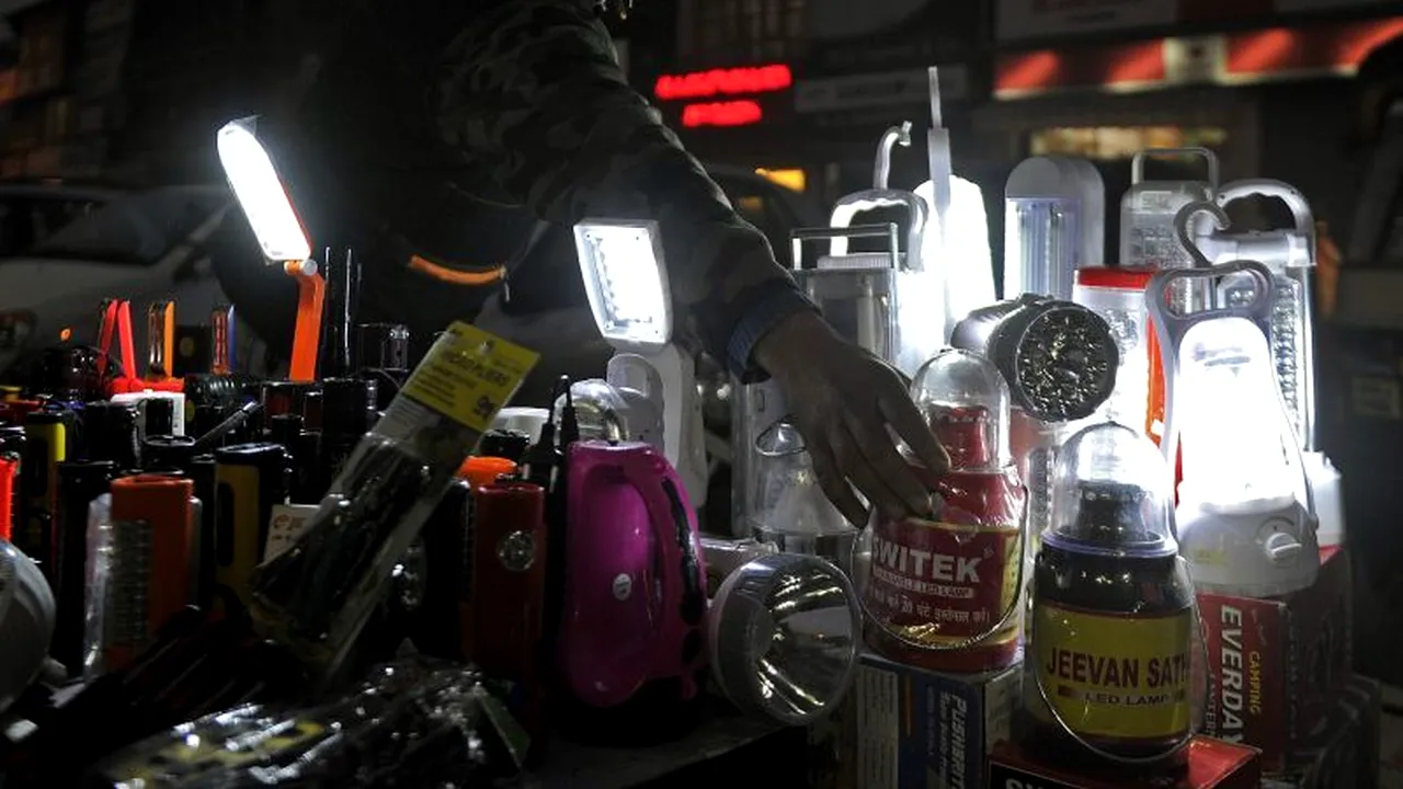 JUMĂTATE DIN INDIA nu are curent electric