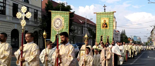 Mii de credincioși din Cluj s-au rugat pentru roadele câmpului în timpul procesiunii de Rusalii